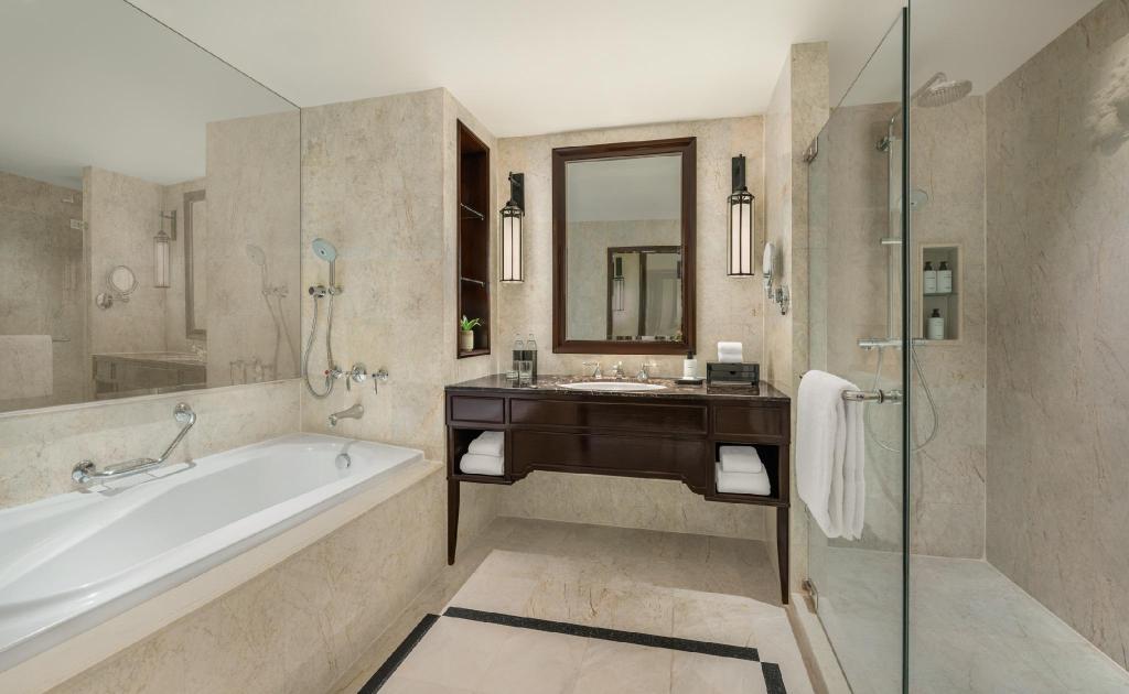 Royal, Guest Room, King Bed, Club Lounge Access, Club Level, THE ATHENEE HOTEL, A LUXURY COLLECTION HOTEL BANGKOK 6/7