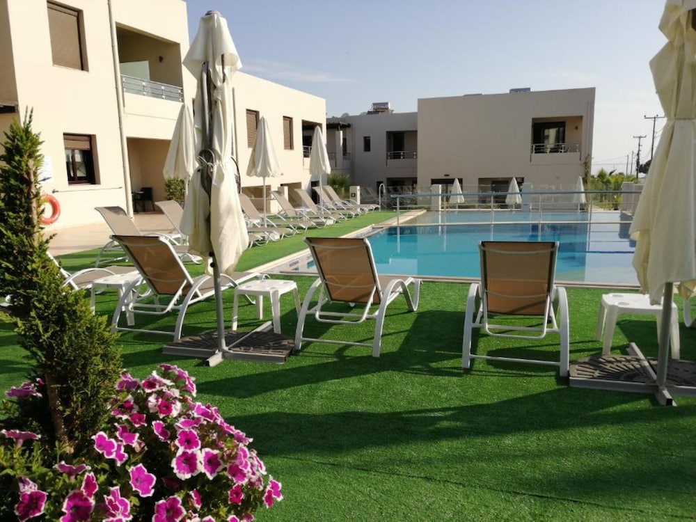 Carisa Suites and Apartments 40/50
