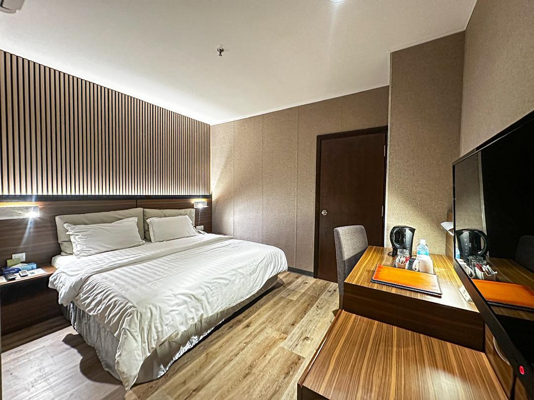 Superior, King Bed, No Window