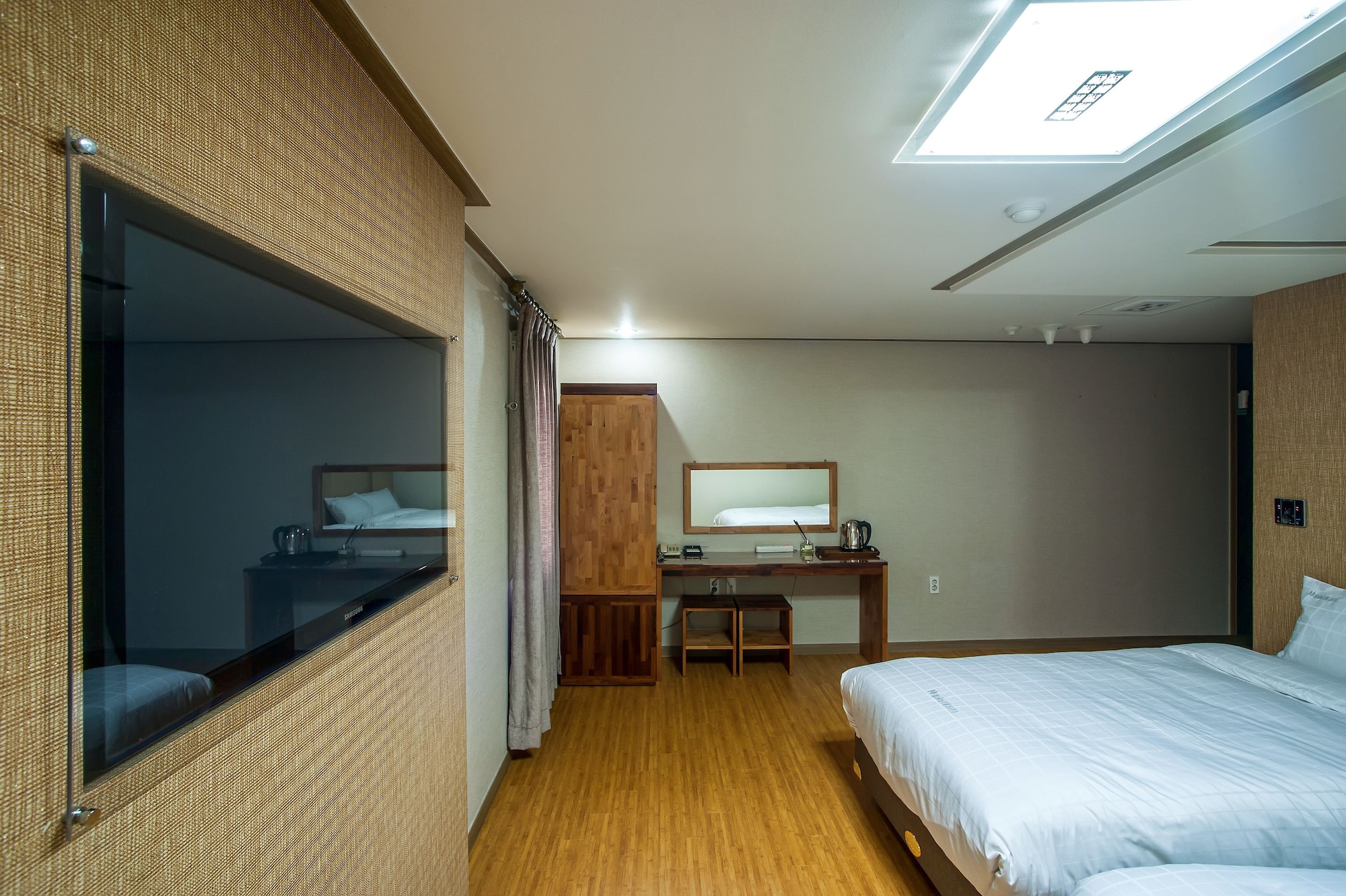 ROOM, TWIN BEDS