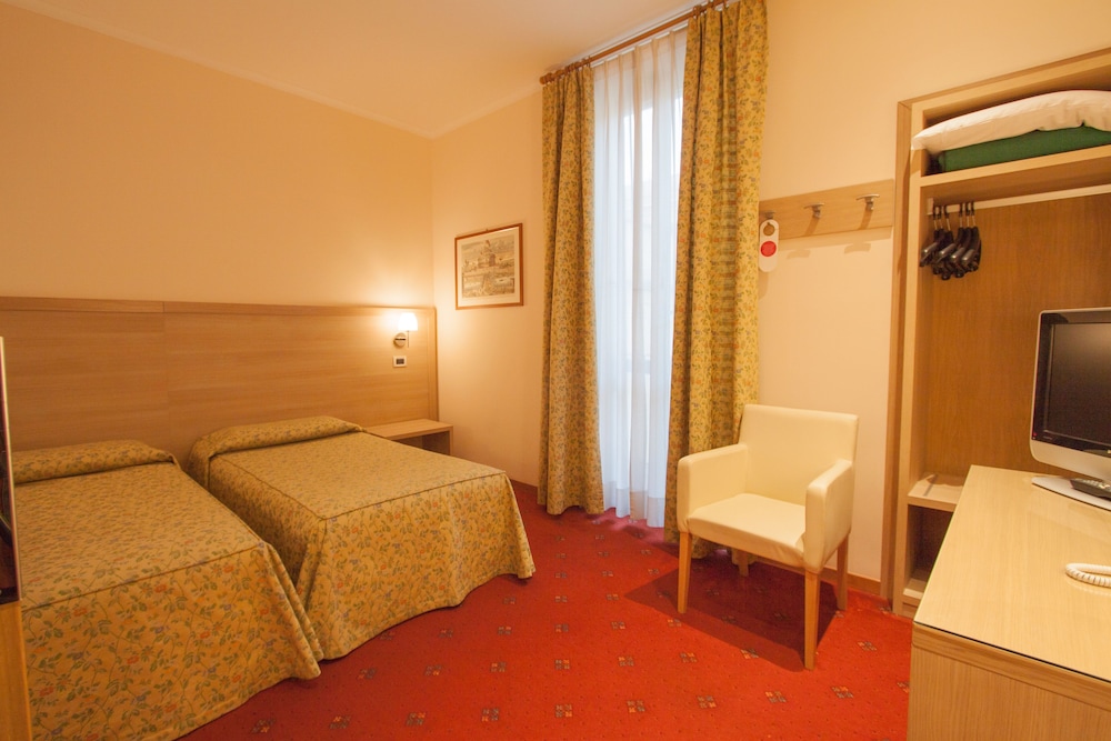 ROOM, DOUBLE BED