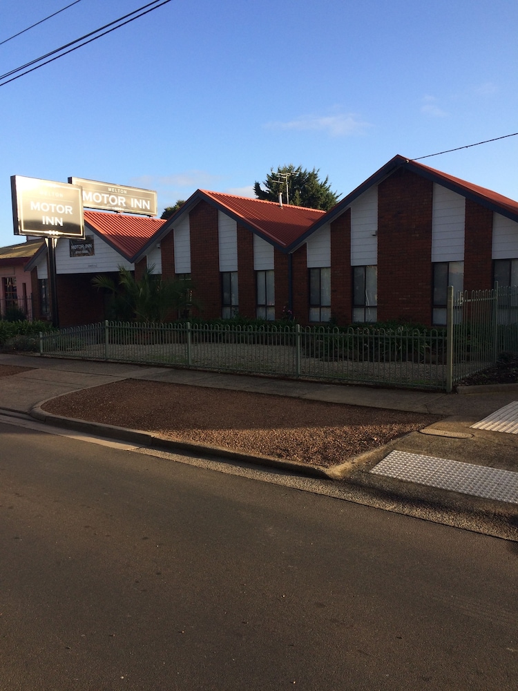 Melton Motor Inn & Apartments 30/32