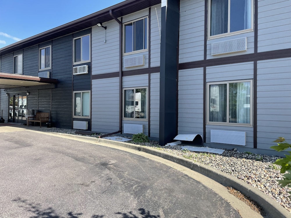 Red Roof Inn & Suites Tomah 1/57