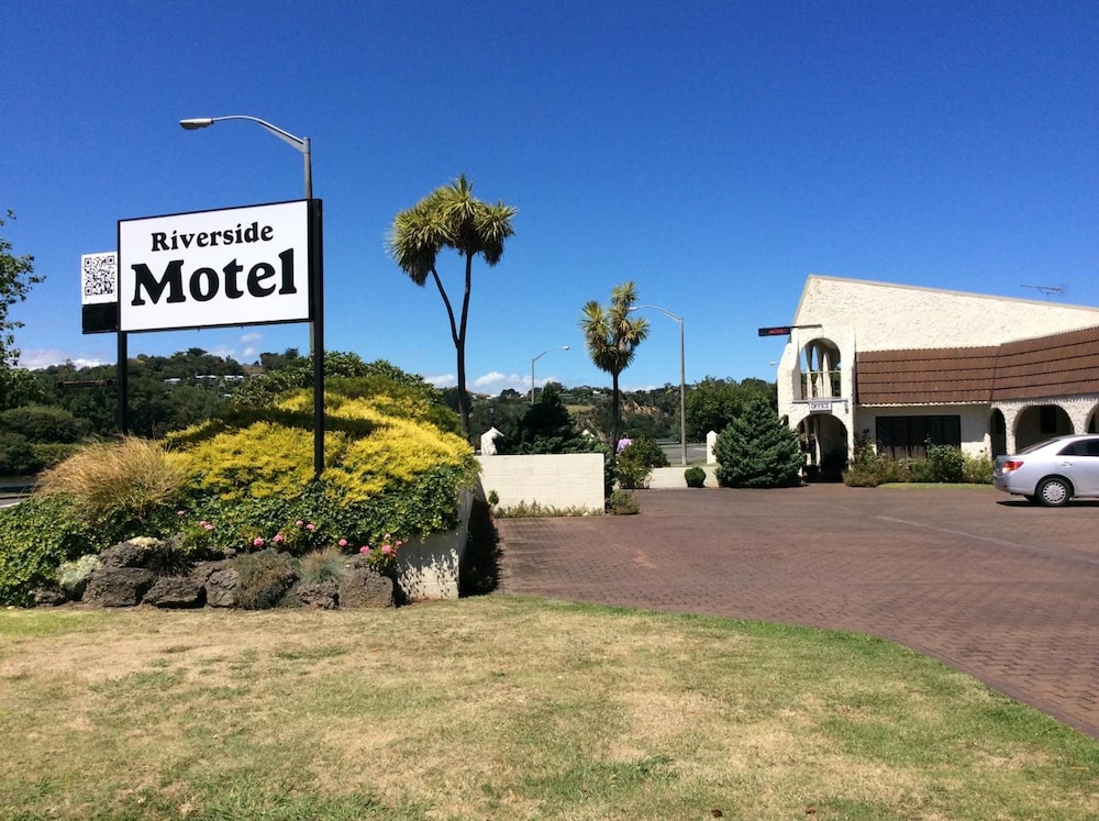 Riverside Motel 25/49