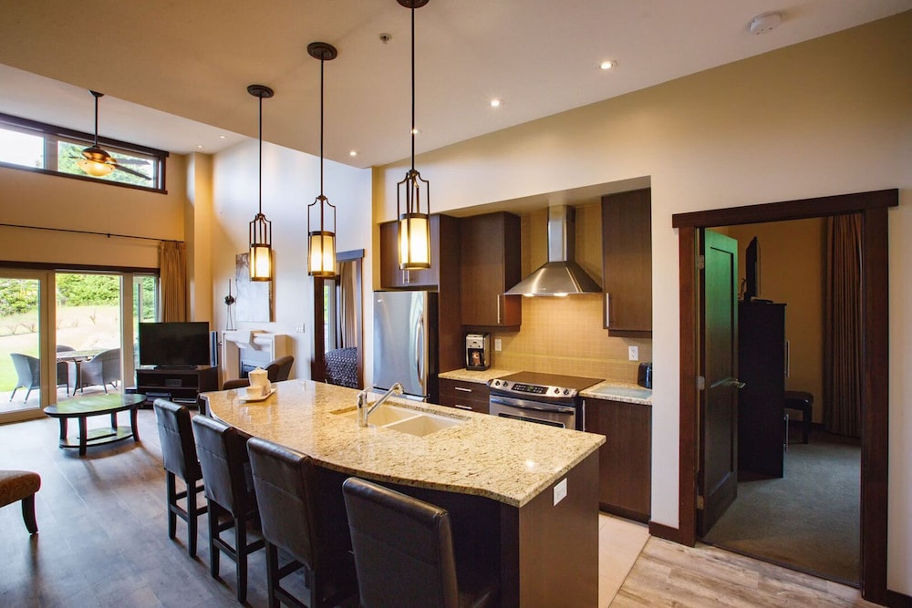 Sunrise Ridge Waterfront Resort 67/82