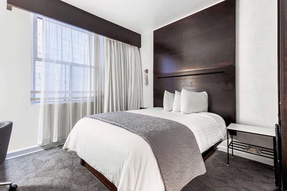 ROOM, DOUBLE BED