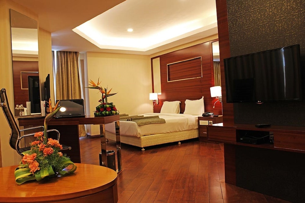 Hotel Chennai Le Palace 58/72