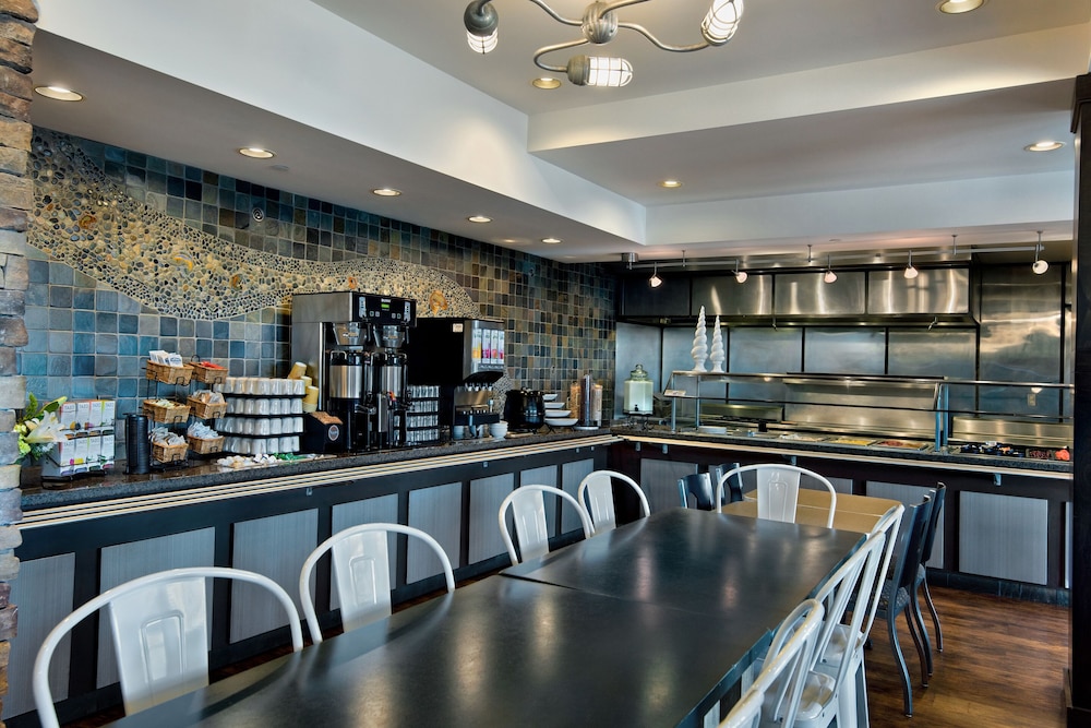 Oxford Suites Silverdale 42/59