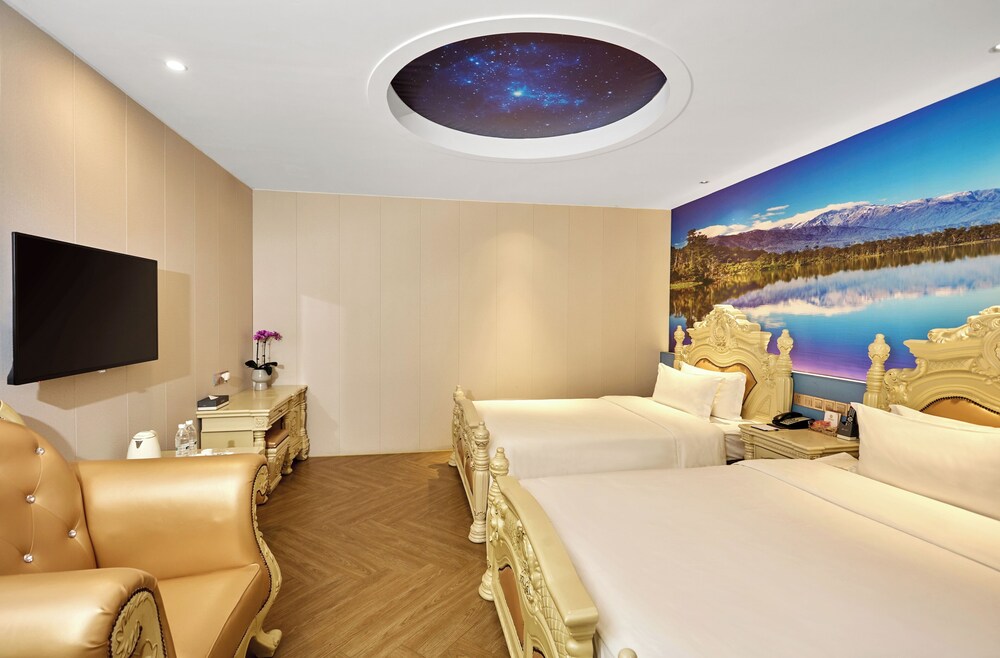 SUPERIOR, TWIN BEDS, NO WINDOW