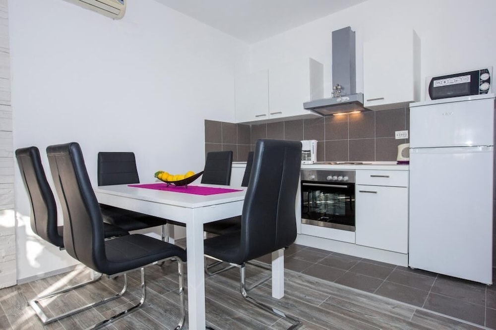 APARTMENTS VILLA ROZA 57/67