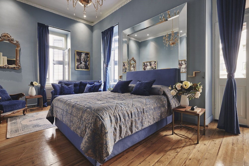 SENIOR, SUITE, QUEEN BED, GARDEN VIEW