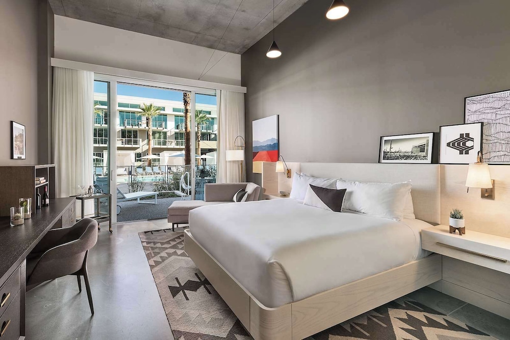Premium, Cabana, King Bed, Accessible، Mountain Shadows 7/10