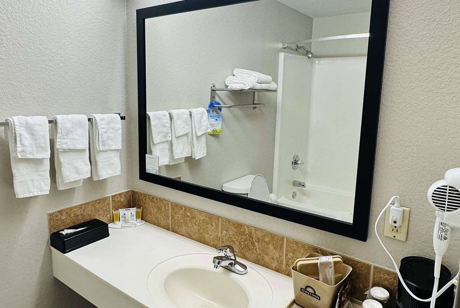 Days Inn & Suites by Wyndham Wynne 10/10