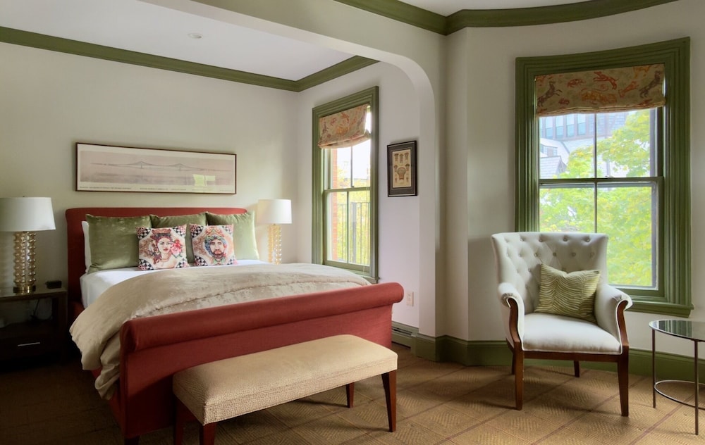 Deluxe, Queen Bed, Private Bathroom