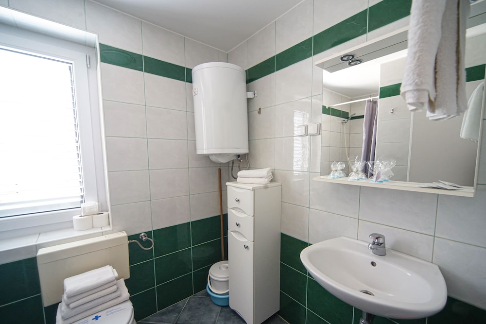 APARTMENTS AND ROOMS DEGRA 42/49