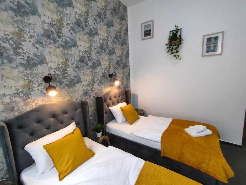غرفة كلاسيكية ثلاثية بثلاثة أسرّة