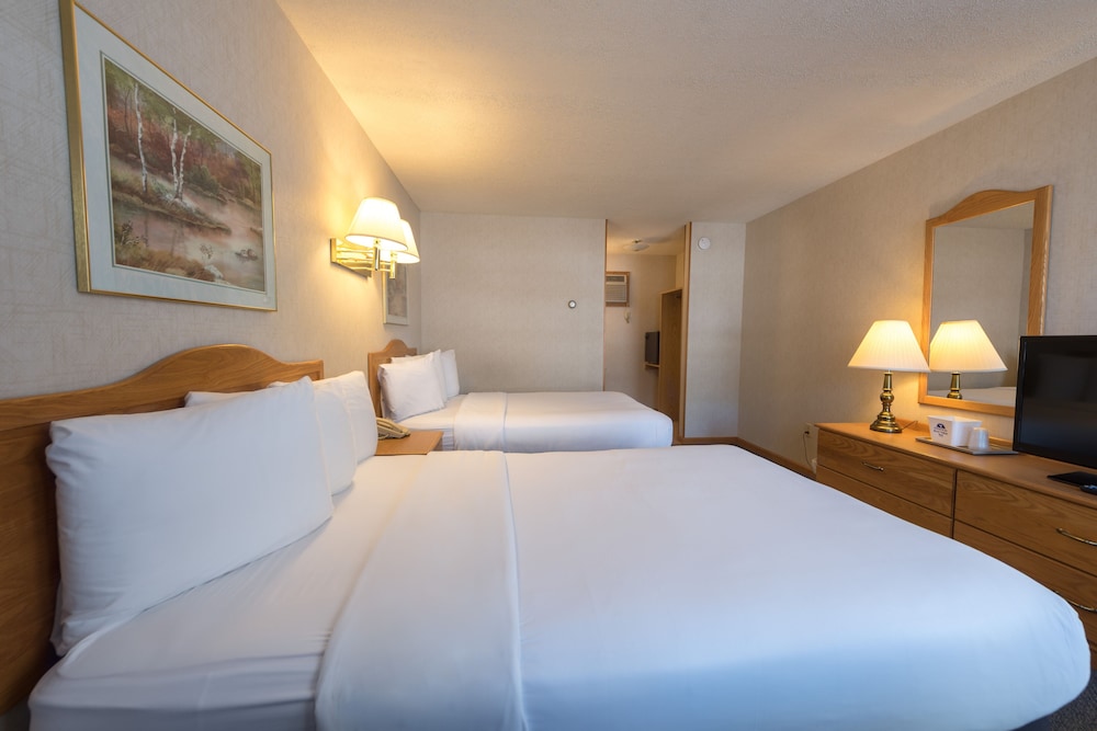 Adirondack Retreat Inn and Suites 19/36