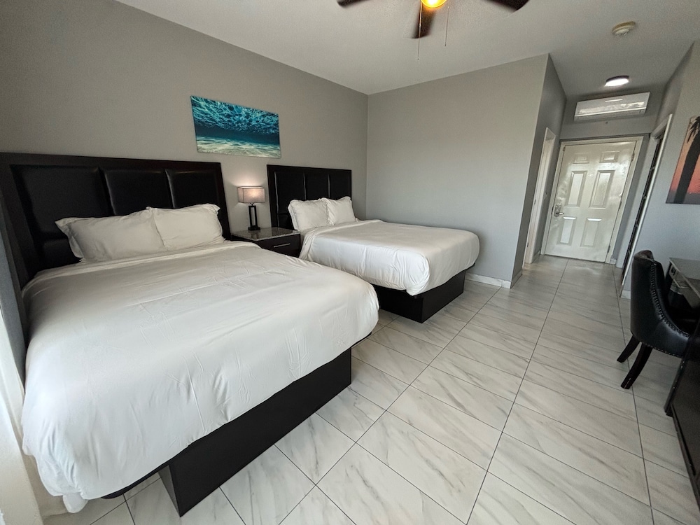 FAMILY, 2 QUEEN BEDS, POOL VIEW, BALCONY