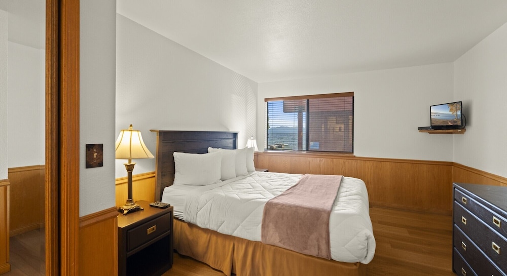 Condo, Comfort, Queen Bed, Partial Lake View, Sofa