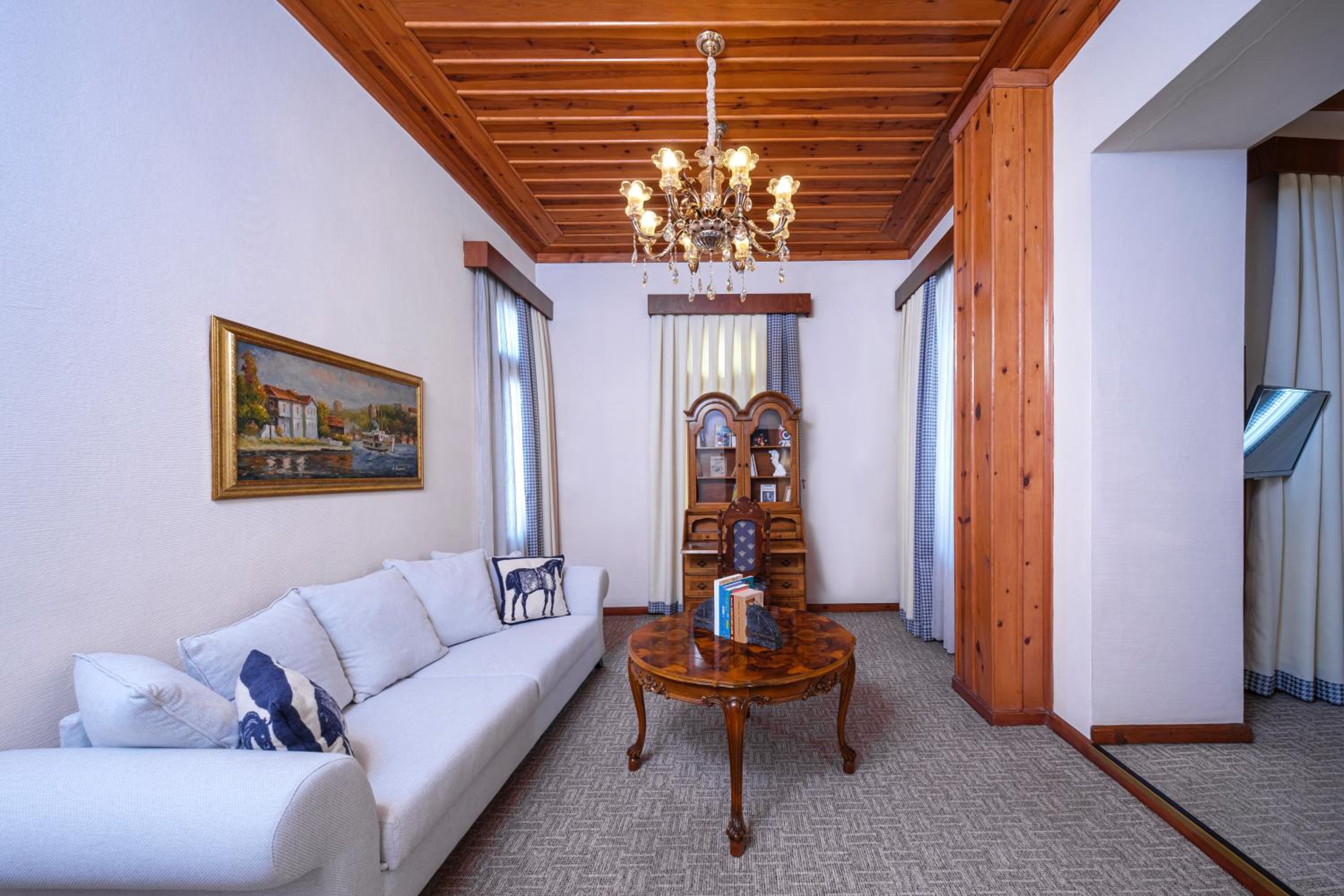 جناح بشرفة، Bosnali Hotel 6/10