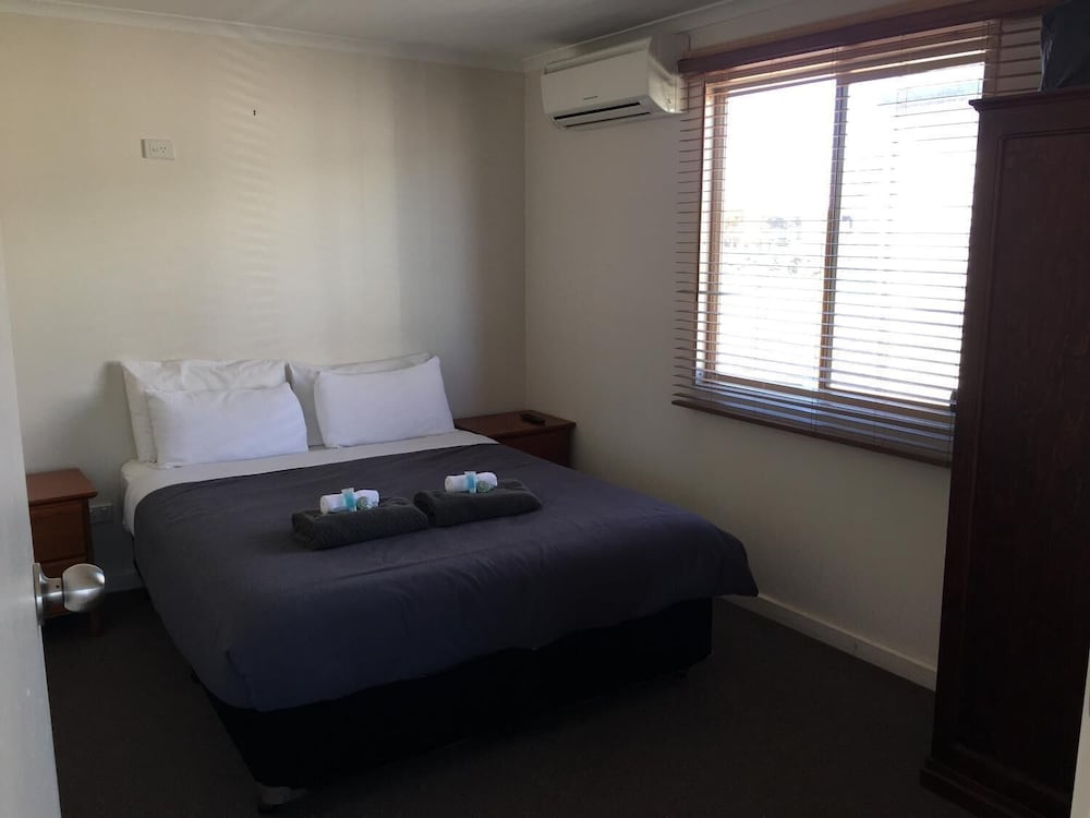 AIRPORT WHYALLA MOTEL 11/58