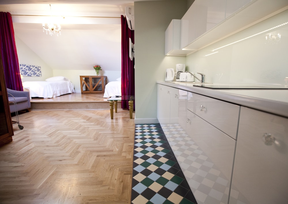 CRYSTAL SUITES CHEZ HELENA 63/64