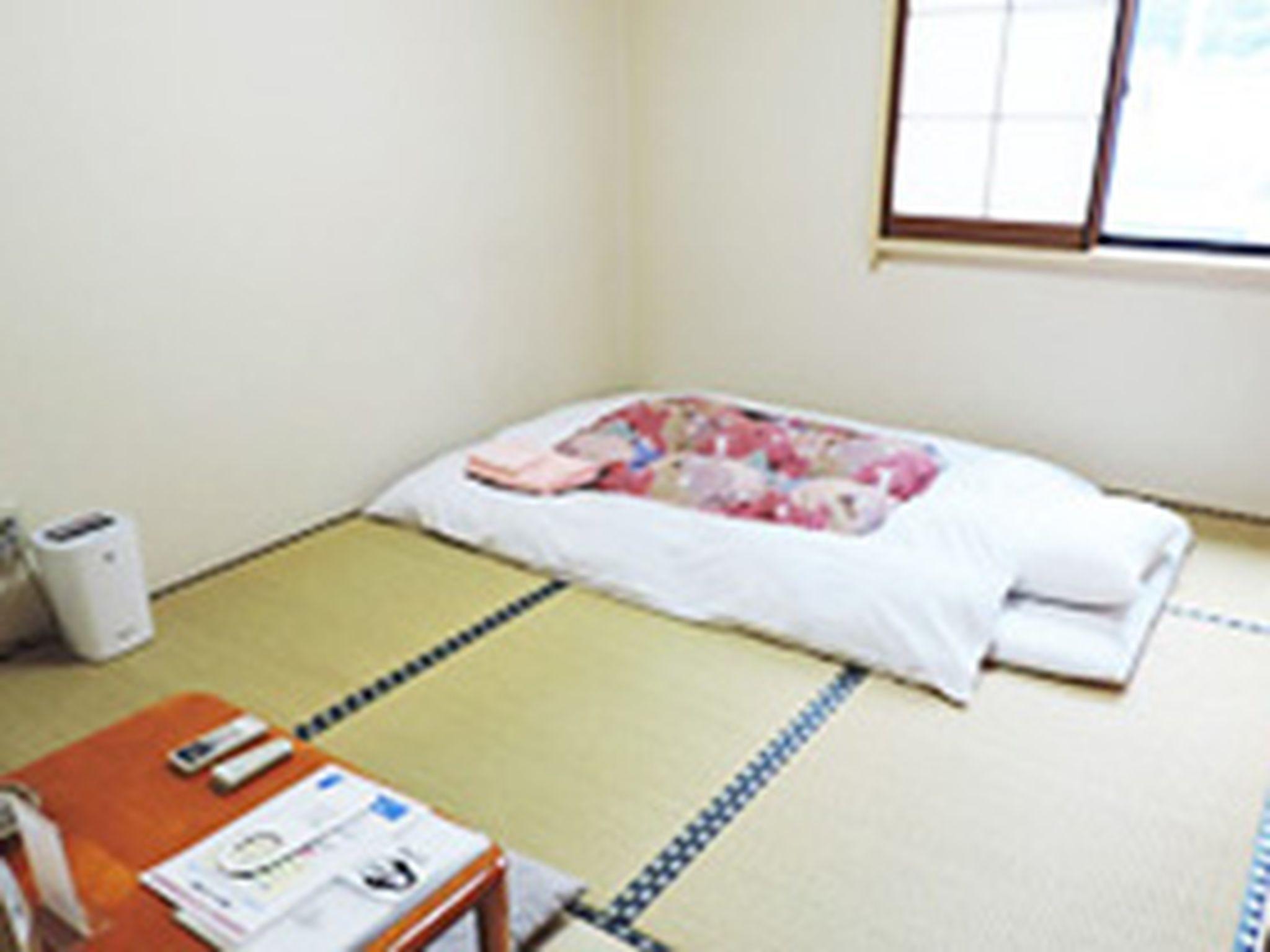 Japanese, 3 Futon Beds, Smoking