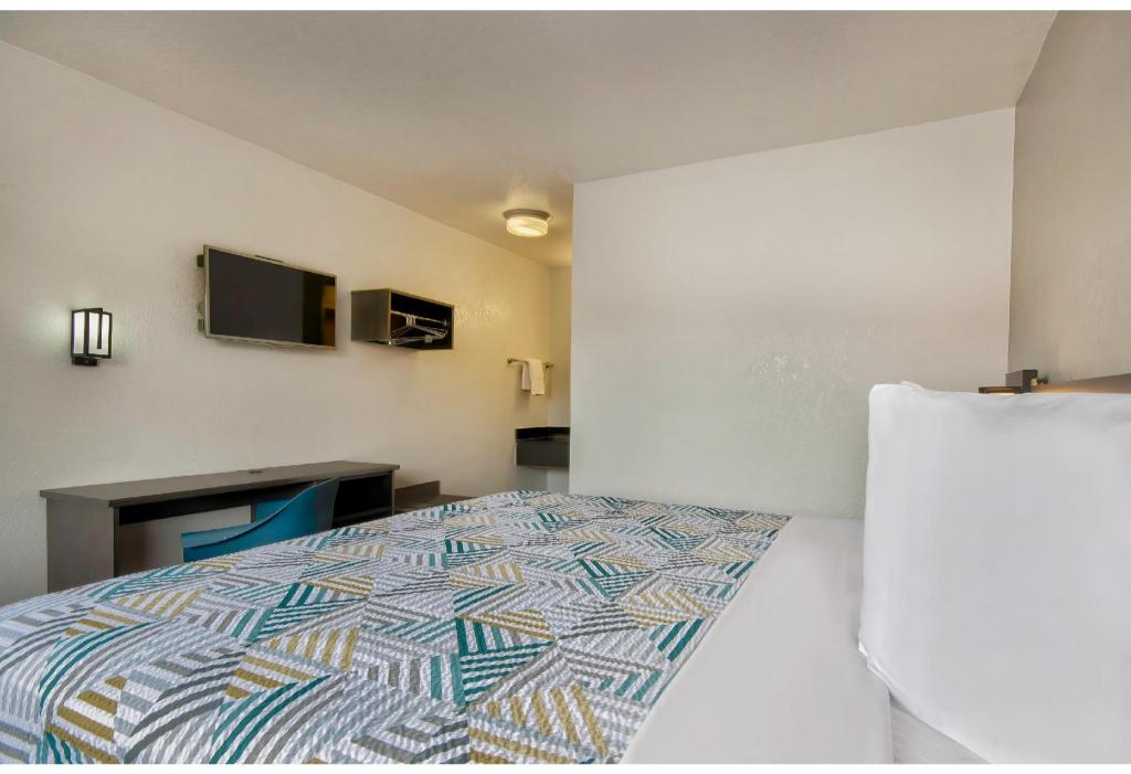 غرفة بسرير كينج لغير المدخنين بمطبخ، Studio6 Albuquerque, NM - Midtown 8/10