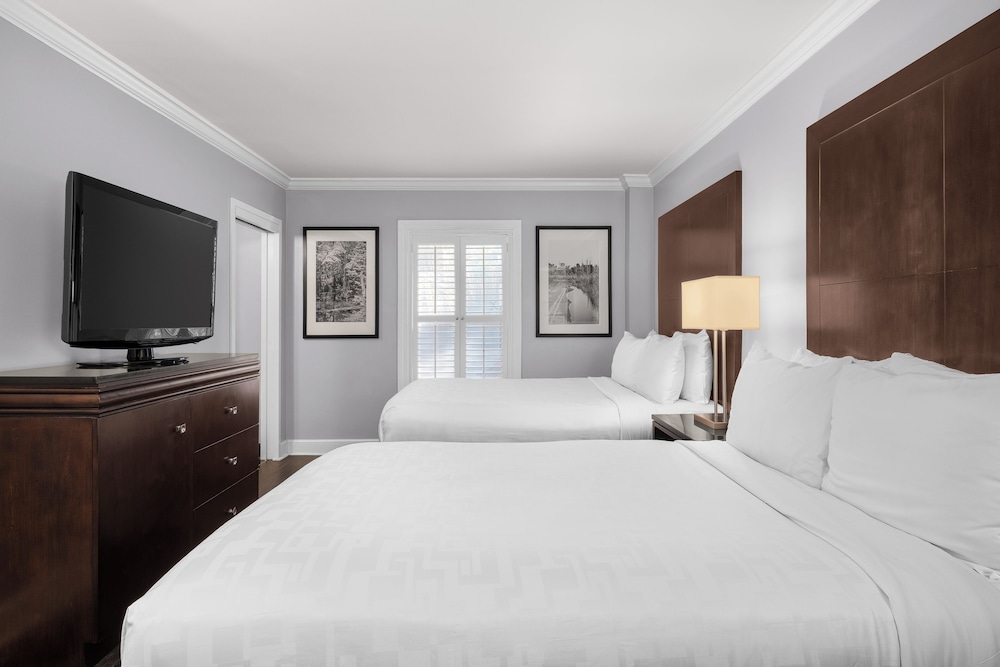 DELUXE, 2 DOUBLE BEDS
