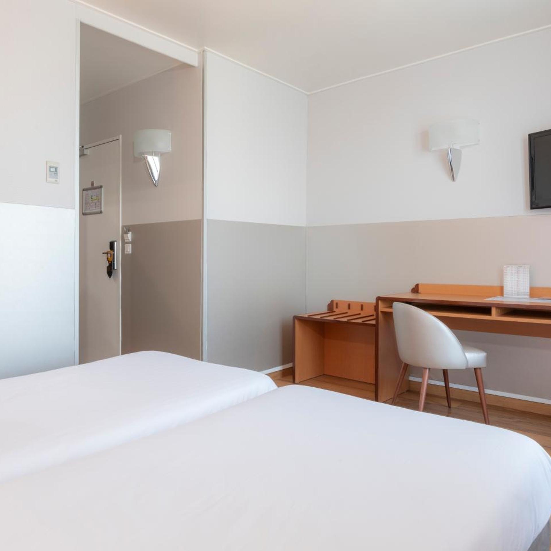 Parisian, Twin Beds, Hotel Du Lion 3/10