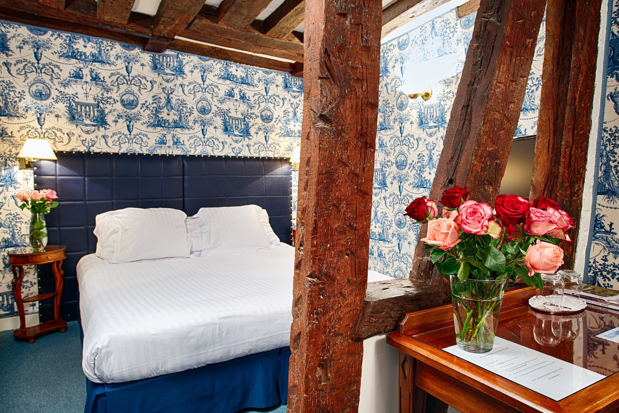 DELUXE, DOUBLE BED, BATHTUB