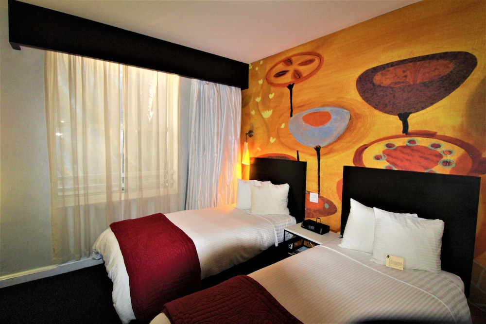ROOM, TWIN BEDS