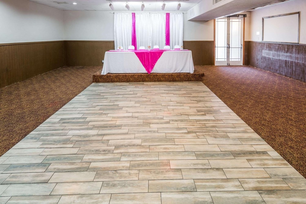 Columbus Grand Hotel and Banquet Center 14/33