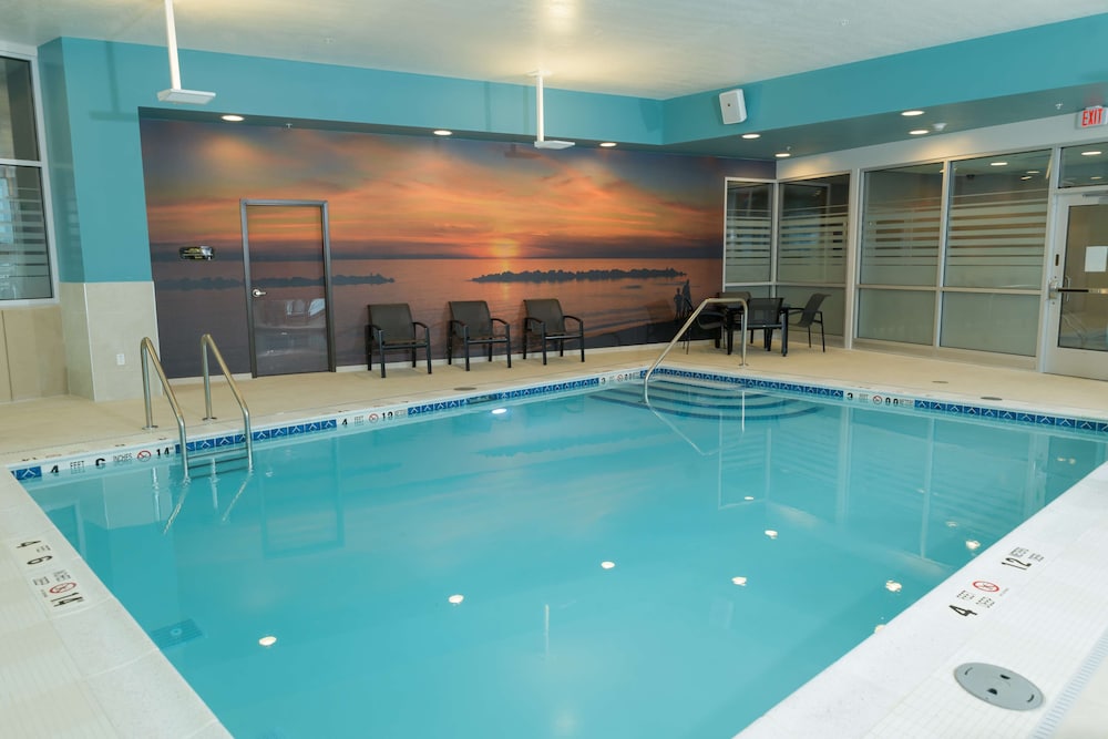 Hampton Inn & Suites Erie Bayfront 3/54