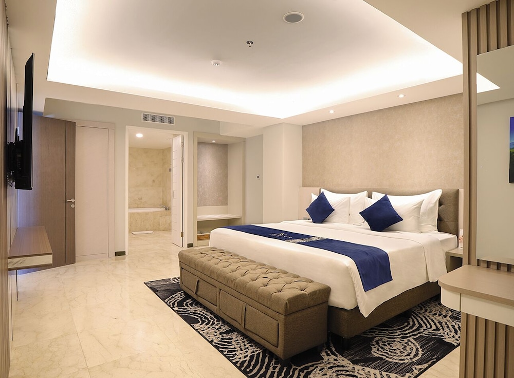 EXECUTIVE, SUITE