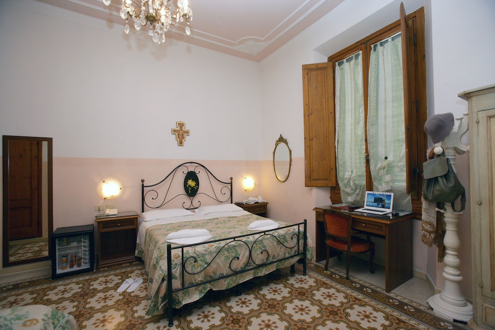 Hotel Desiree 10/62