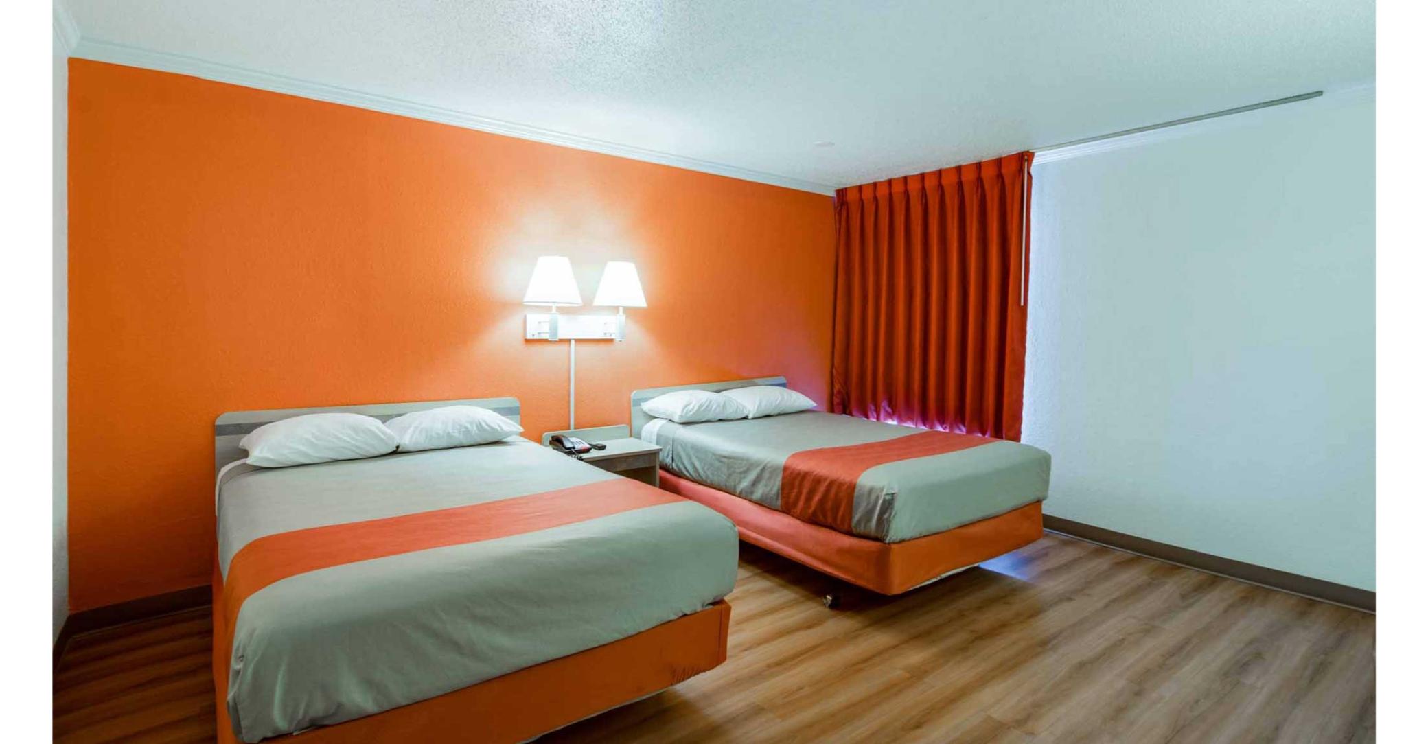 Motel6 Waukegan, IL 24/63