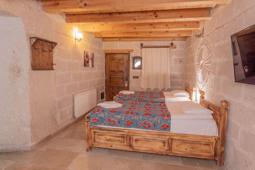 Zeus Cave Suites 20/50