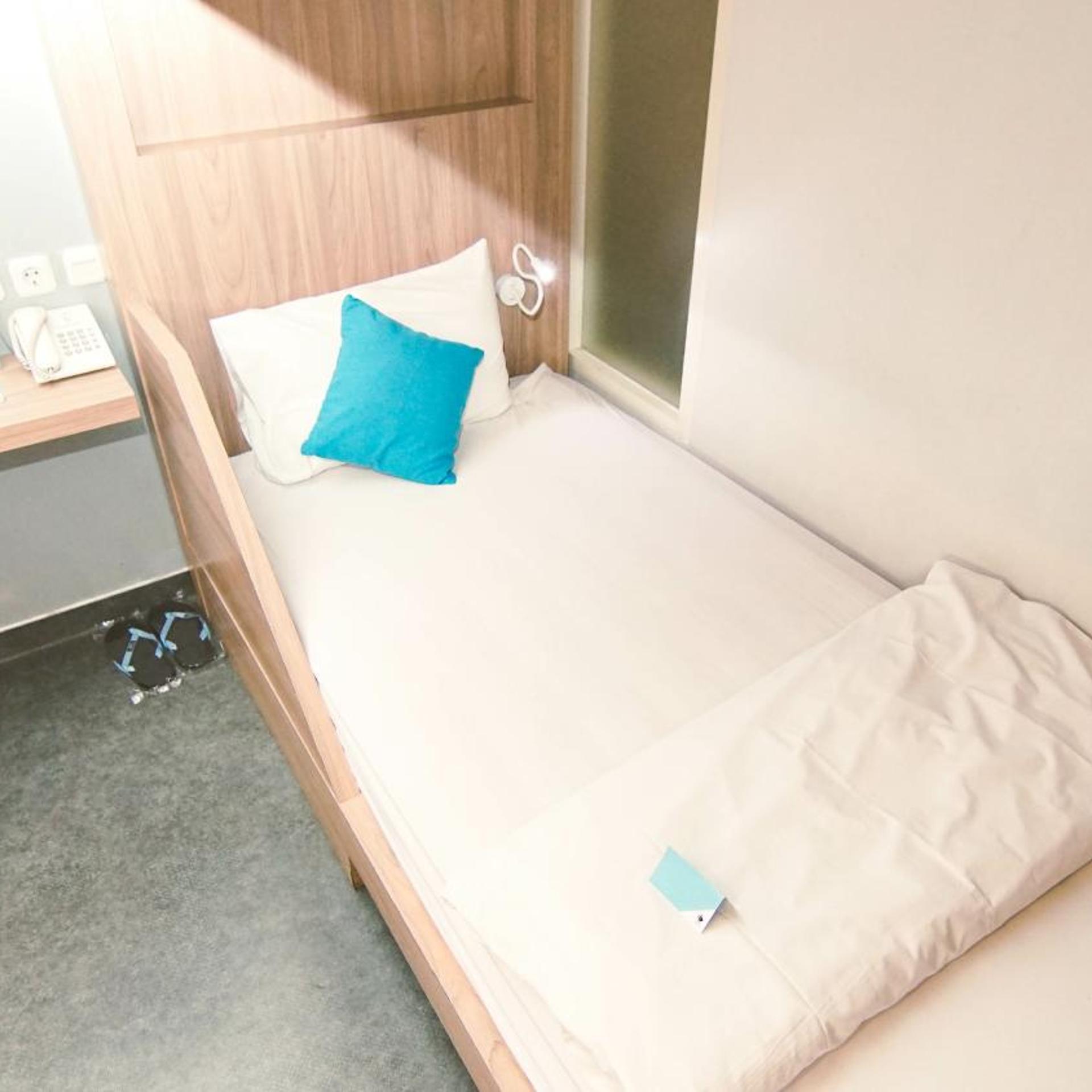 غرفة قياسية بسريرين منفصلين