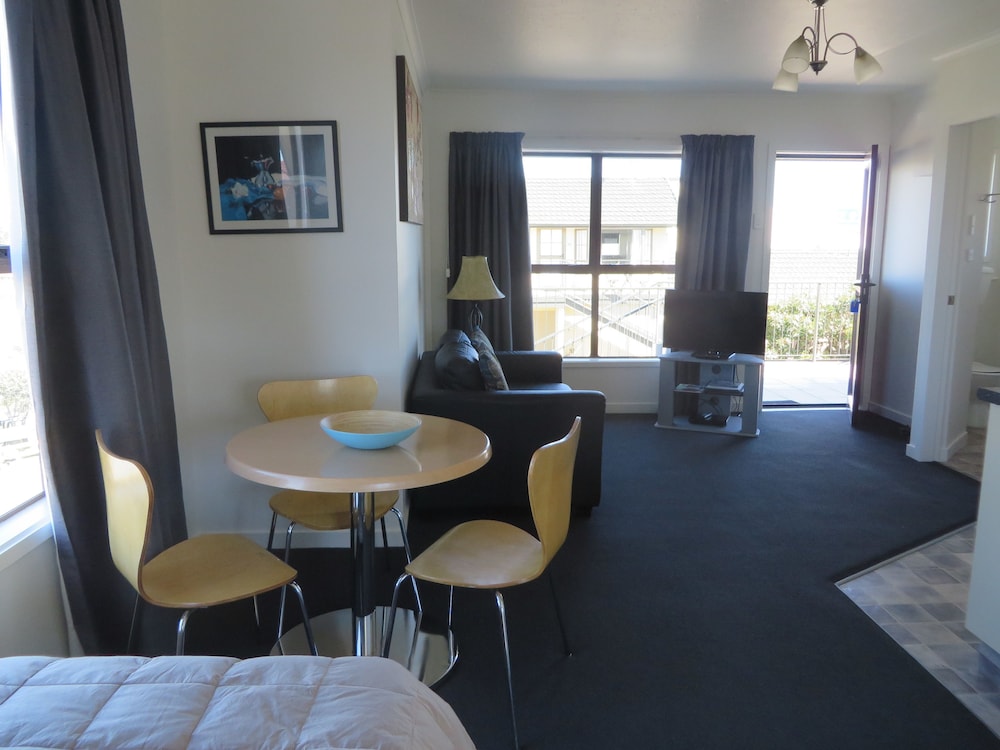 Colonial Motel 52/72