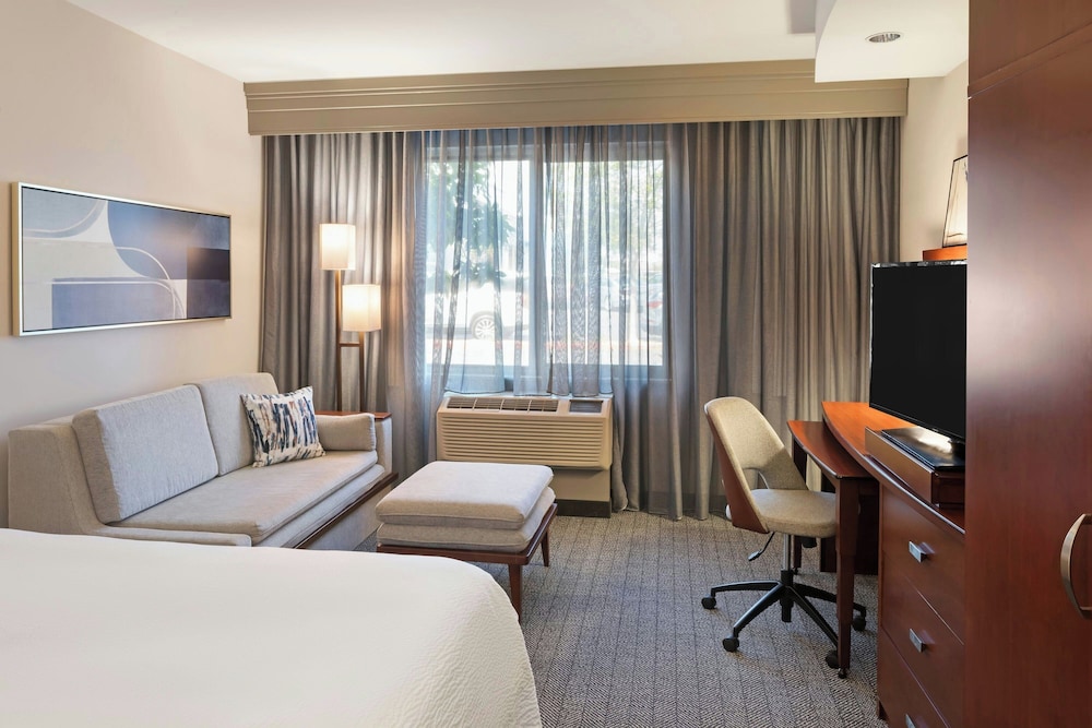 غرفة بسرير كينج مع أريكة لذوي الإعاقة، Courtyard Long Beach Airport 6/10