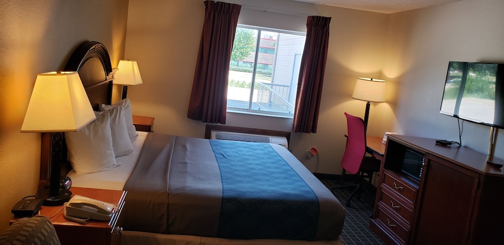 Rodeway Inn Cedar Rapids Westdale 15/27