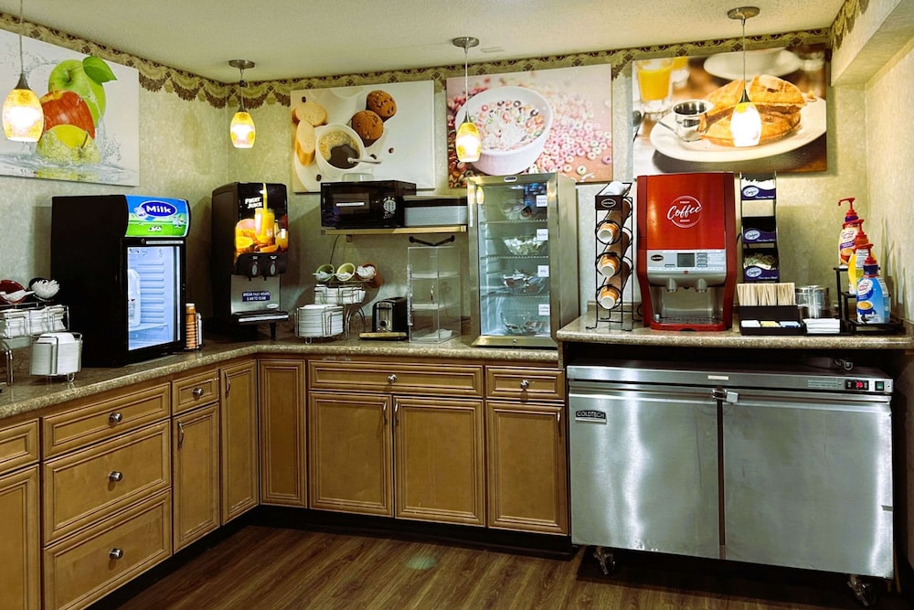 Econo Lodge Grand Forks near University 10/39
