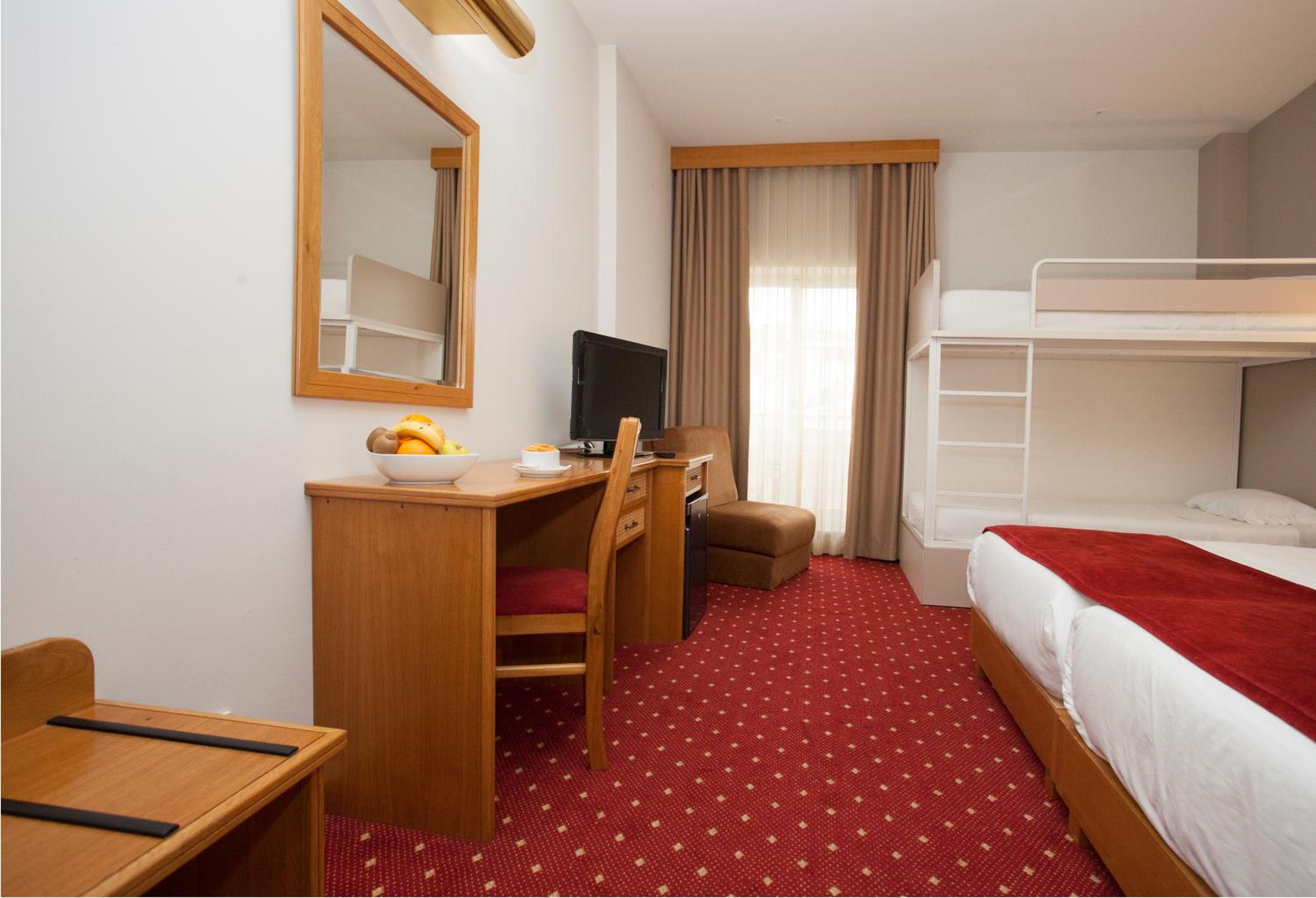 غرفة عائلية بسريرين منفصلين وسرير بطابقين، Hotel Rainha D Amelia Arts Leisure 2/6