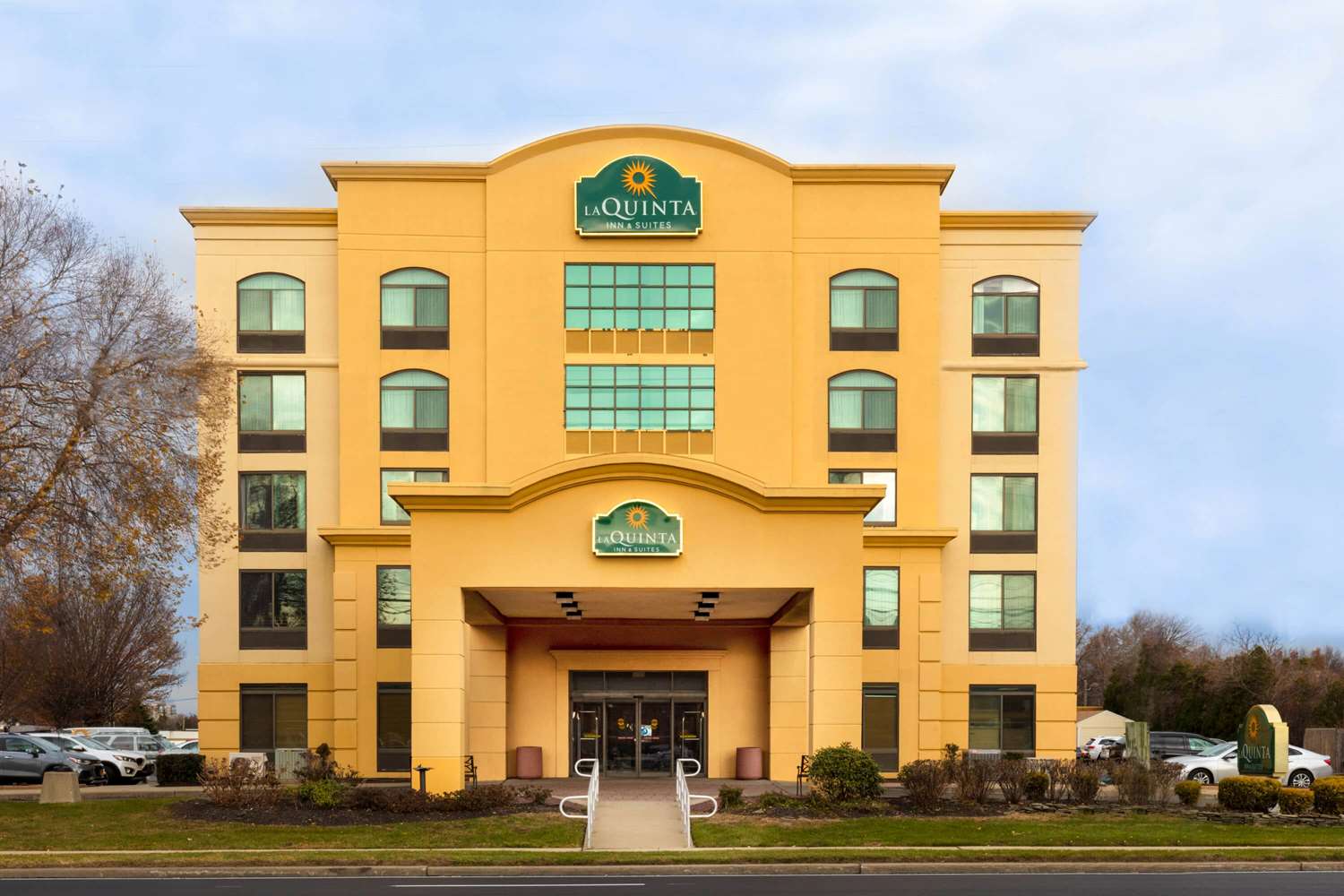 La Quinta Inn & Suites by Wyndham Garden City 1/42