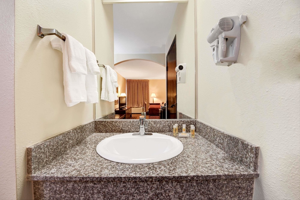 Days Inn by Wyndham Dallas Plano 11/31