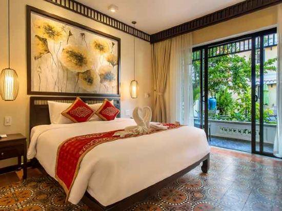DELUXE, DOUBLE BED, POOL VIEW