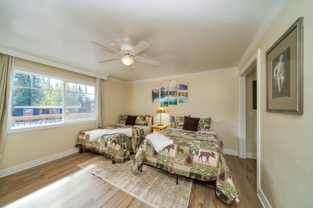 Family, 1 Queen and 2 Double Beds, 2 Bathrooms