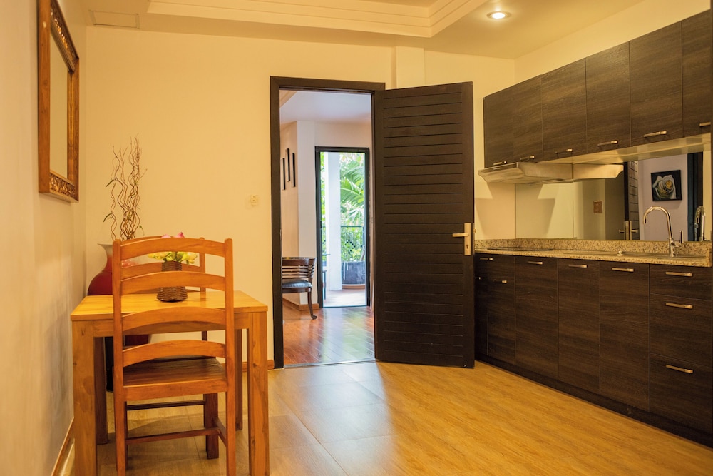 La Rose Suites 24/50