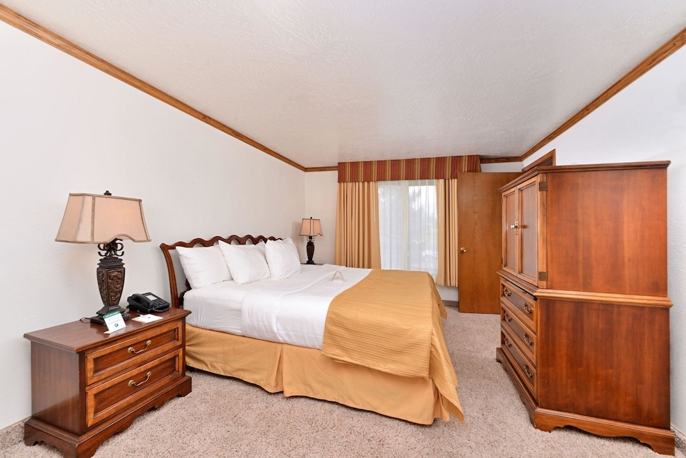 Quality Inn Vernal Near Dinosaur National Monument 6/43